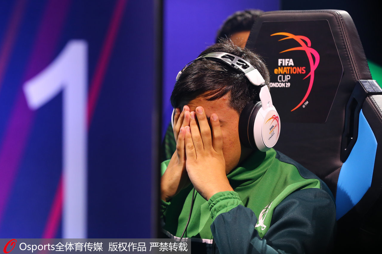 FIFA电竞选手赛后落泪，背后故事感人