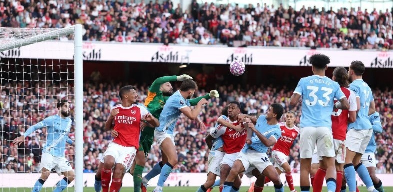 曼城横扫那不勒斯，马丁内利带队取胜